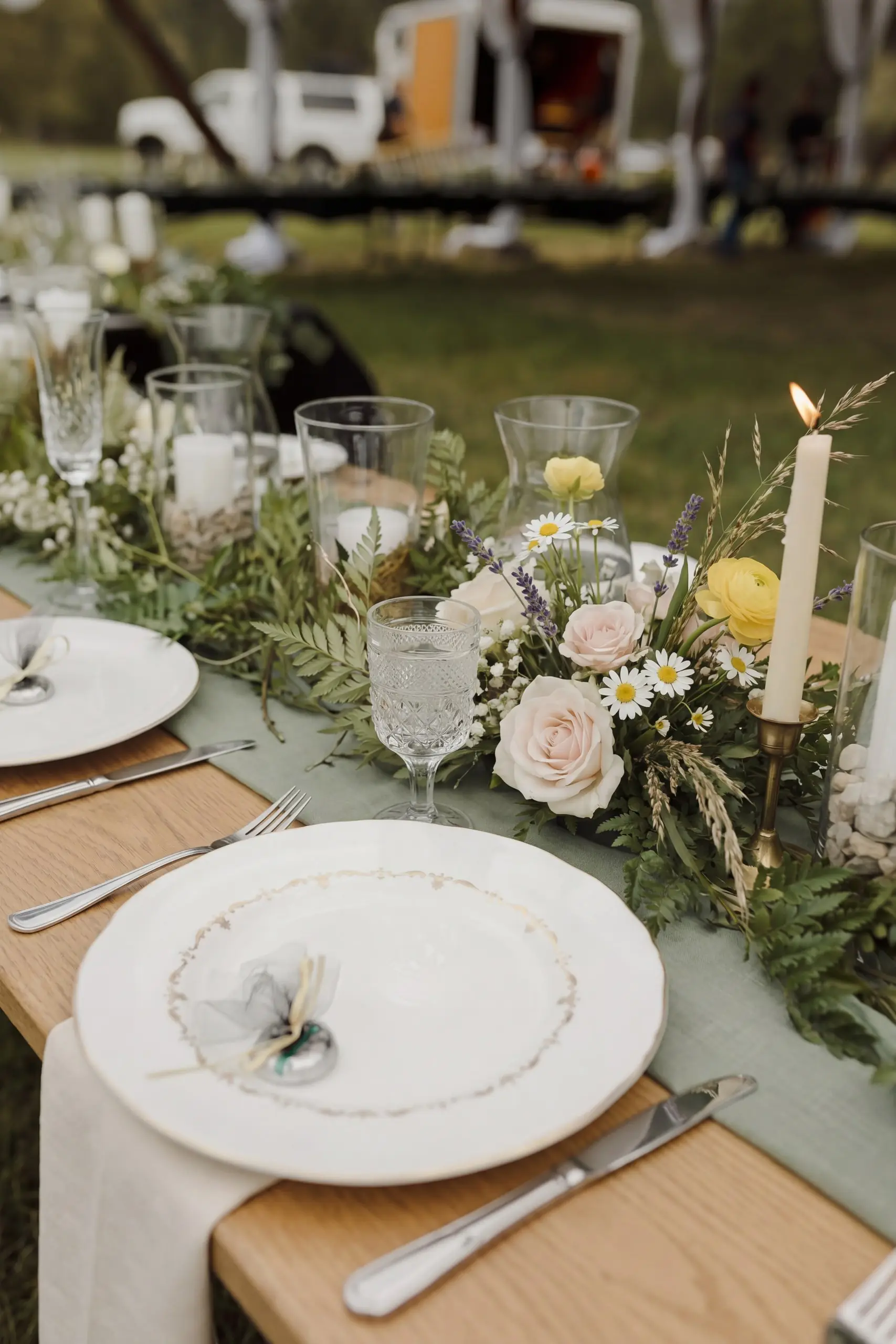 Styling idea: a place setting with garden roses and glassware